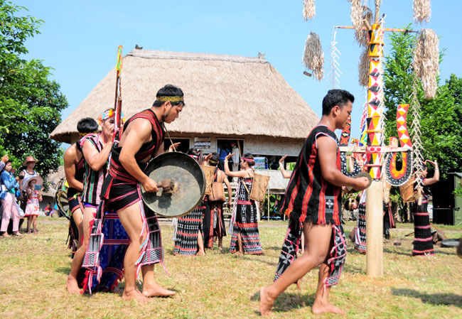 Ta Lang, Co Tu ethnic community dancing Tung tung da da in Quang Nam